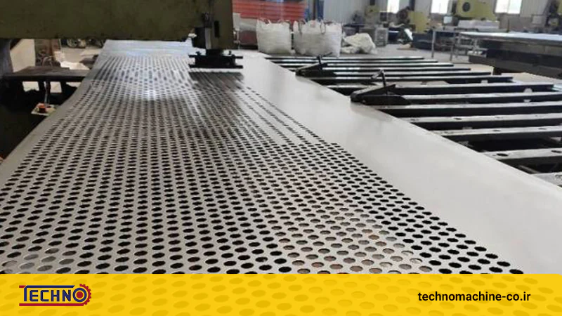 یک ورق فلزی زیر دستگاه پانچ CNC