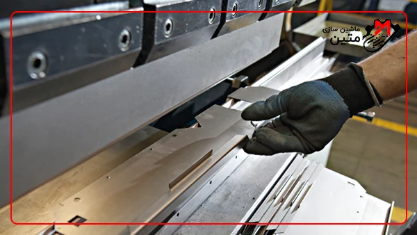 یک اپراتور در کار با دستگاه پرس برک