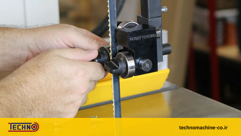 کاربر در حال تنظیم چپ و راست تیغ اره فلکه برای تنظیمات تیغ اره فلکه