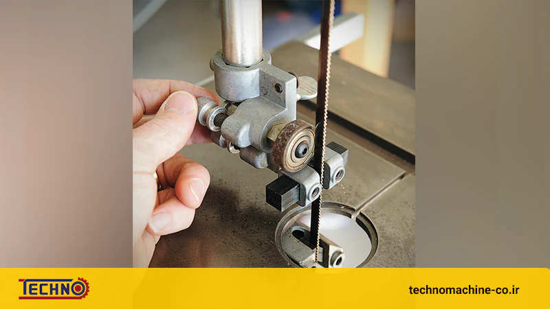 کاربر در حال تنظیم سفتی تیغ اره فلکه از مراحل تنظیمات تیغ اره فلکه