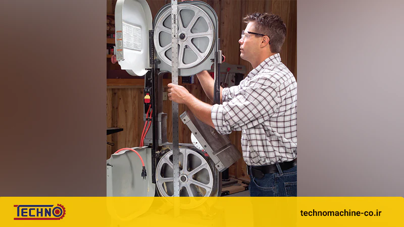 کاربر در حال انجام عملیات مراقبت از تیغ اره فلکه برای شروع تنظیمات تیغ اره فلکه