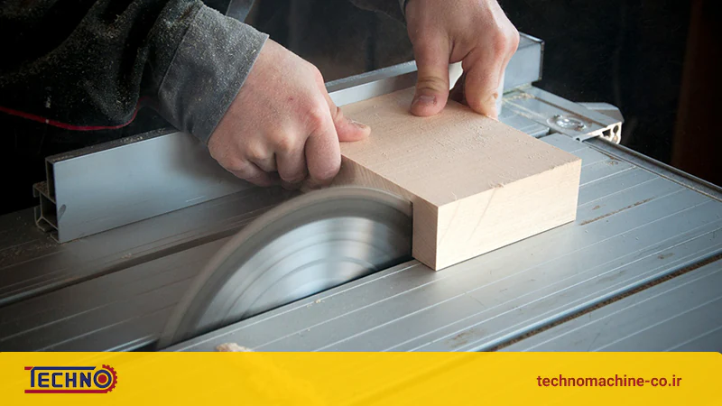 یک متخصص در حال آموزش انواع برش چوب