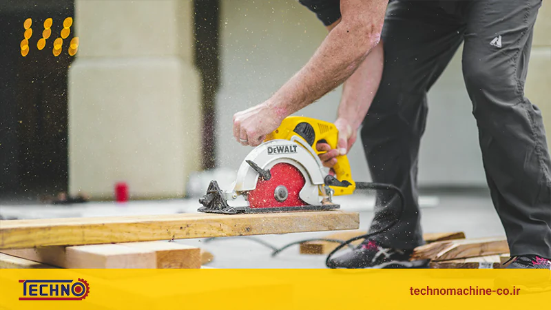 یک مرد در حال برشزدن چوب با اره اسلایسر برای آموزش انواع برش چوب